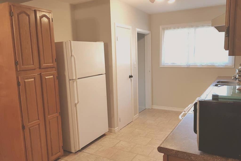 Sarnia Central Six - BIG 6 BR 2 BA - patio and BBQ - Housity