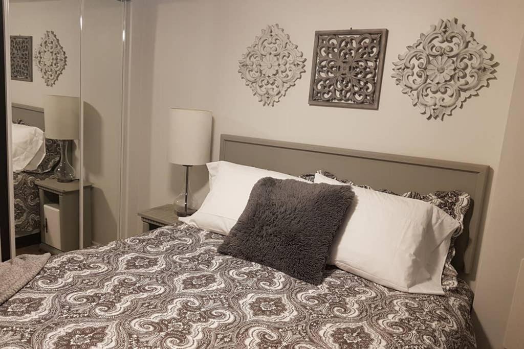 Sarnia Central Six - BIG 6 BR 2 BA - patio and BBQ - Housity