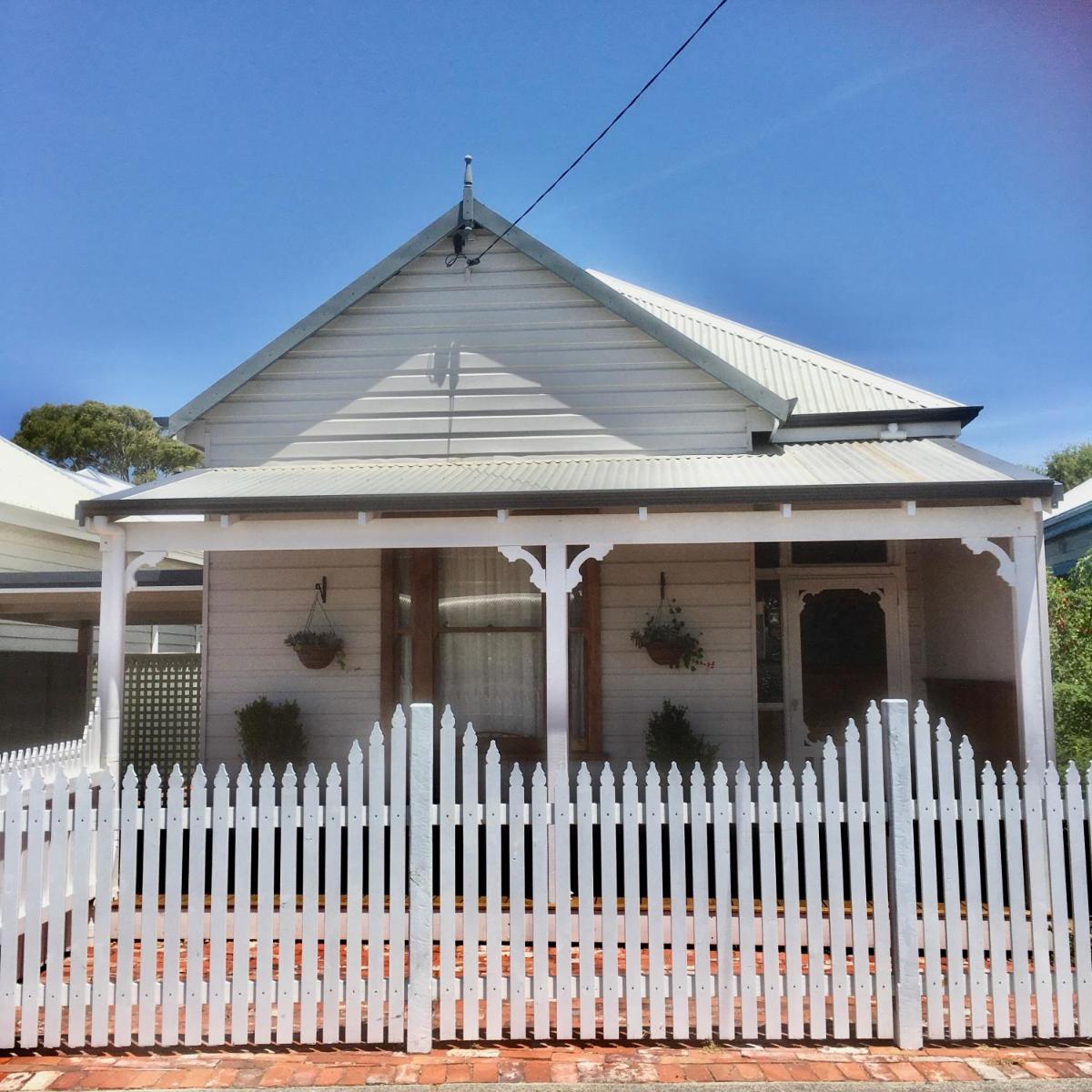 Railway Cottage - Housity