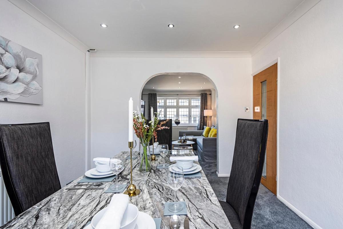 Cozy 3 Bedroom House in Aveley, Thurrock - Housity