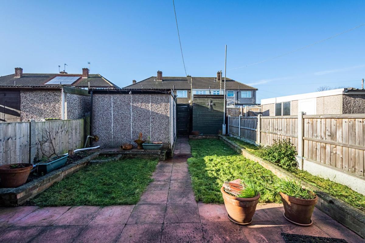 Cozy 3 Bedroom House in Aveley, Thurrock - Housity