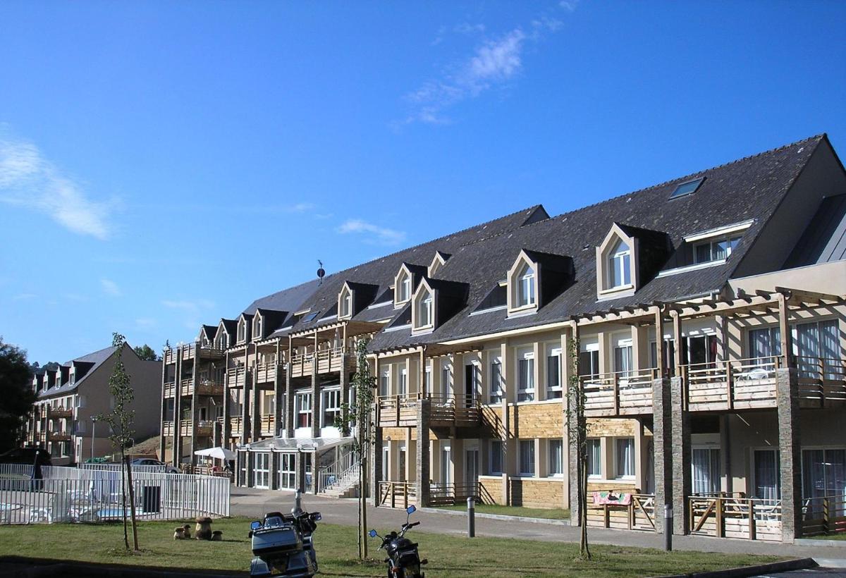 un grand immeuble avec de nombreuses fenêtres dans l'établissement Résidence Goélia Les Gorges de la Truyère, à Entraygues-sur-Truyère