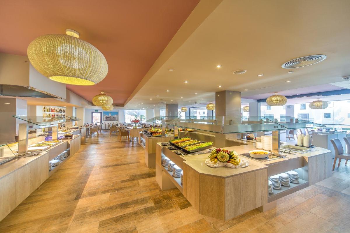 Comida en o cerca de este hotel
