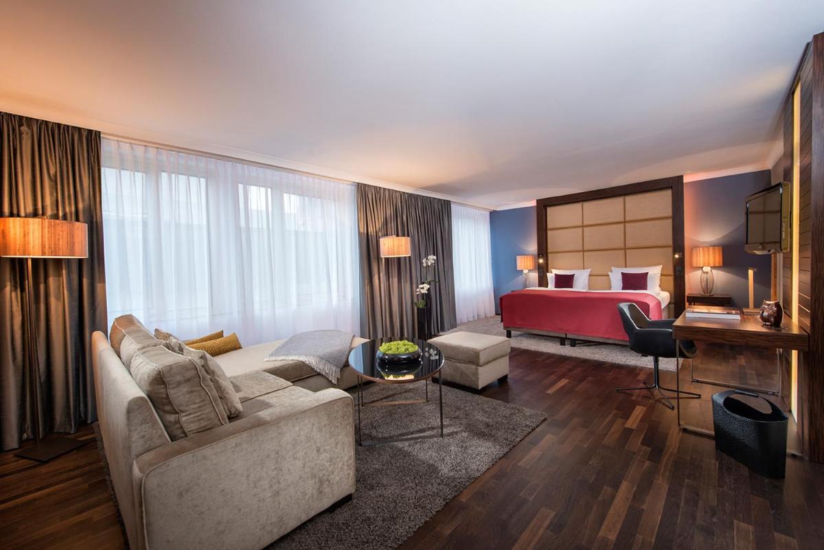 Ein Sitzbereich in der Unterkunft Hotel Palace Berlin