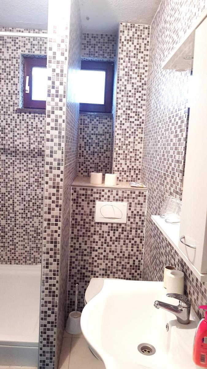 Sobe i apartmani Lipa 12 - Housity