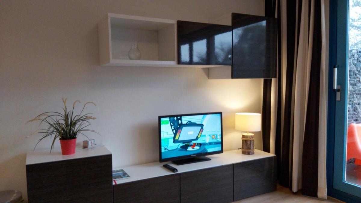 't STRANDHUYS en DE VUURTOREN, met eigen KEUKEN, ZONNIG TERRAS nabij DORP, DUINEN en STRAND, Incl verwarmd binnen ZWEMBAD - Housity