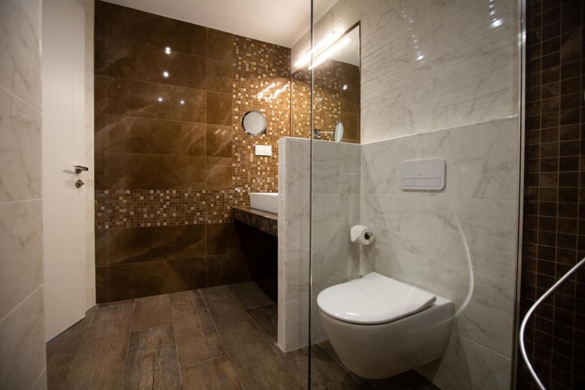 Un baño de Boutique Hotel Élke Spa Superior