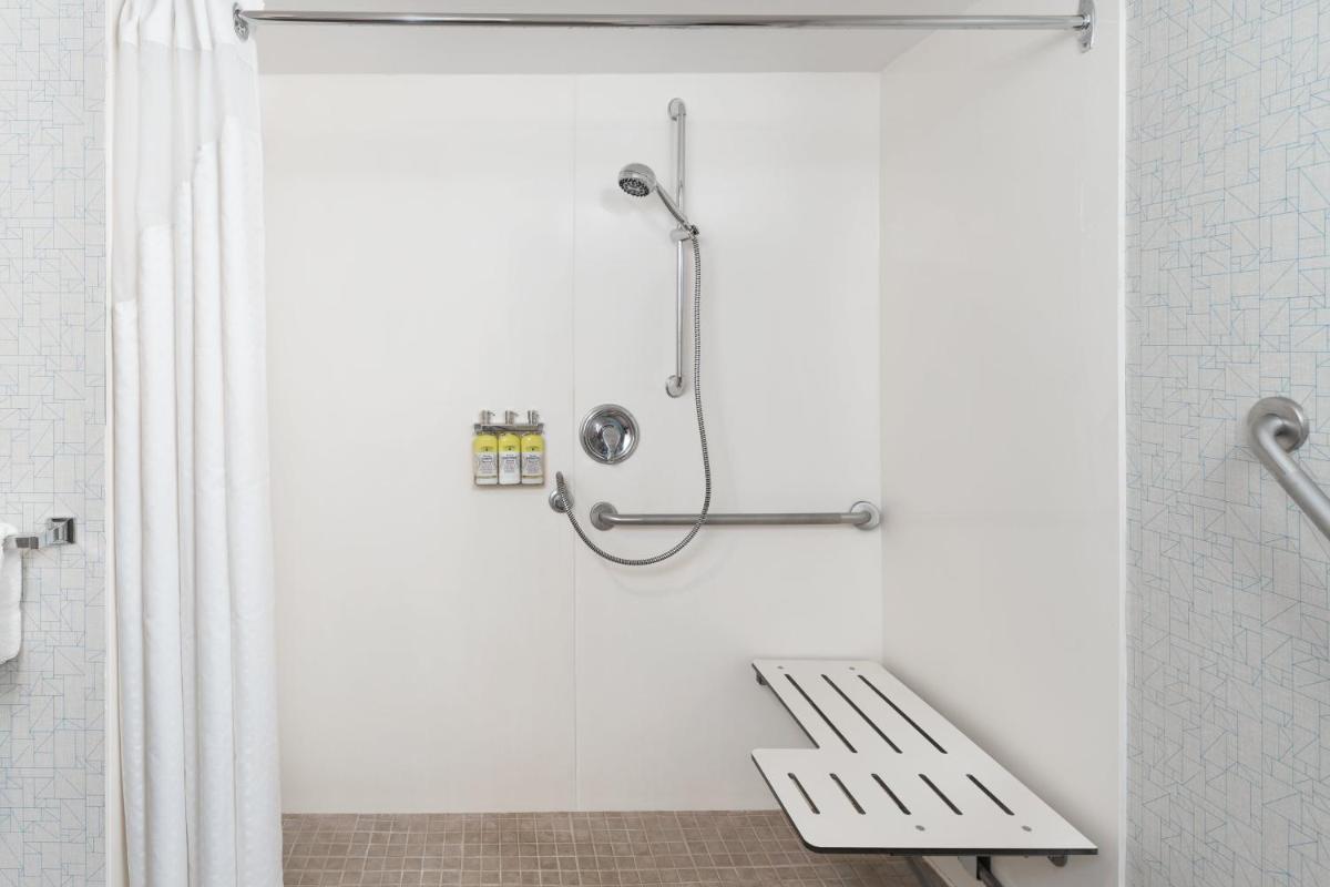 Holiday Inn Express Hotel & Suites Milton, an IHG Hotel - Housity