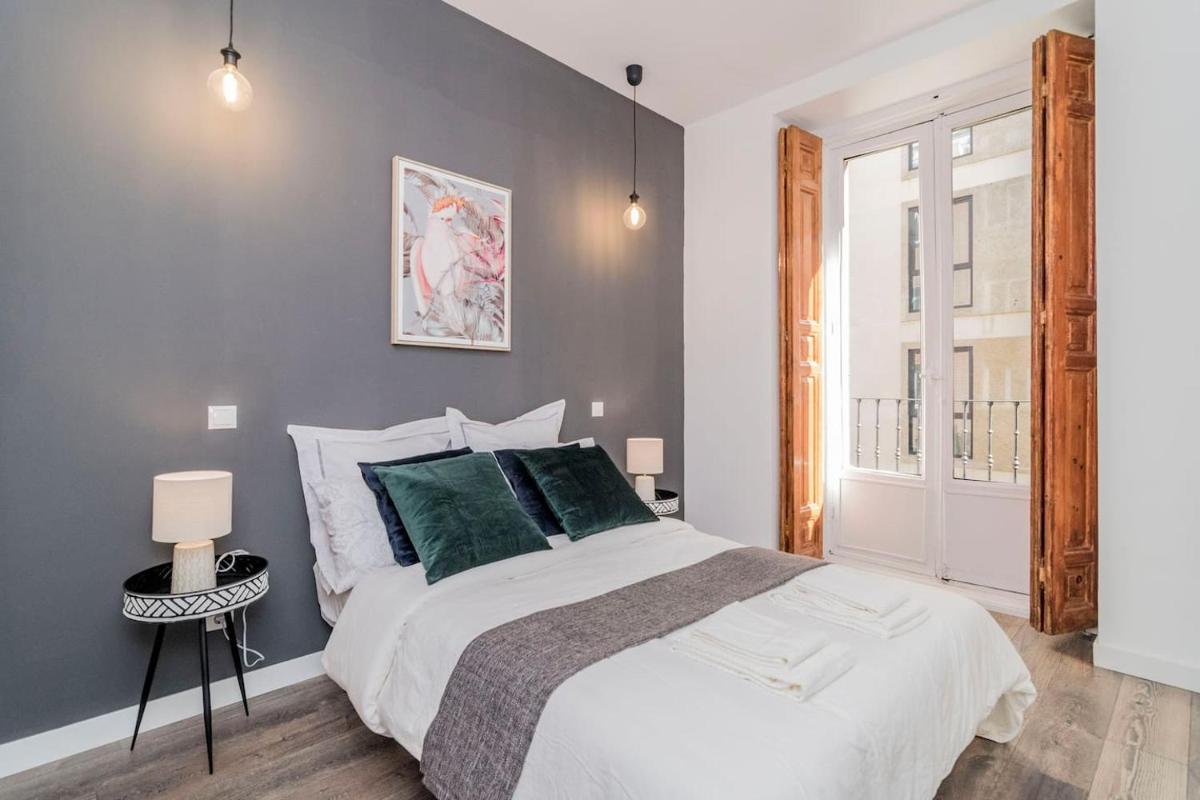 INCREDIBLE Apartment just steps from Gran Via by Batuecas - Housity