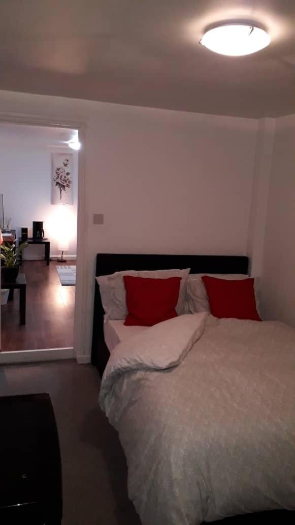 Cosy London holiday Home (Near O2 arena) - Housity