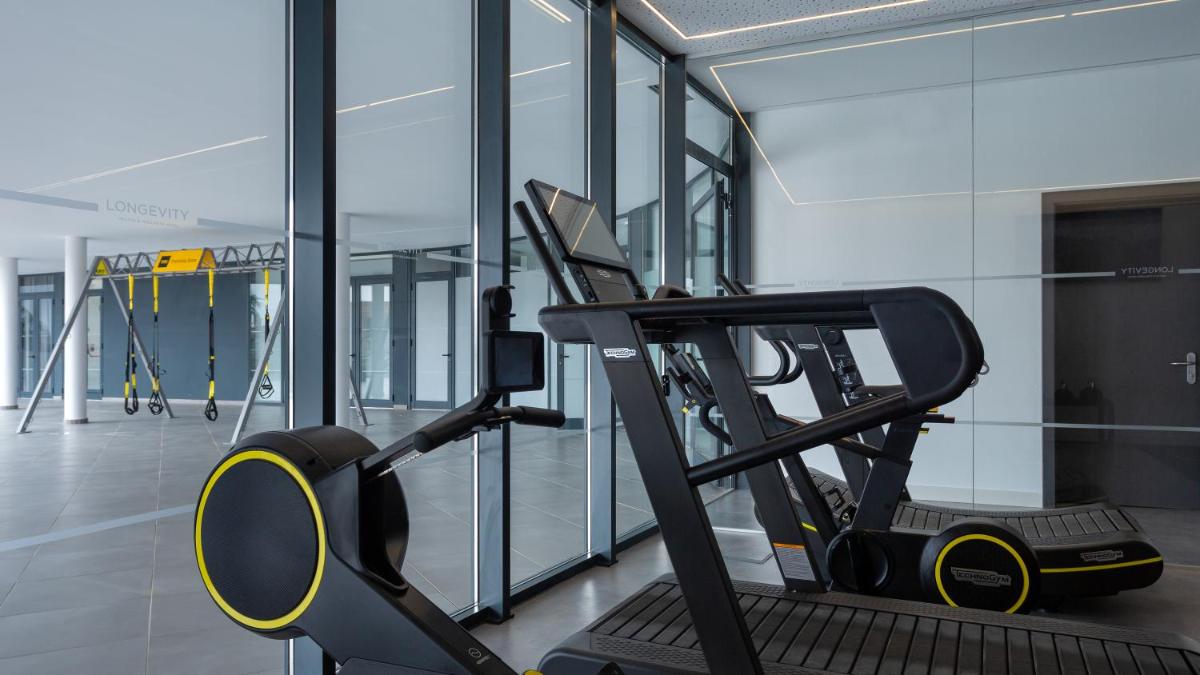 O centro de fitness e/ou as comodidades de fitness de Longevity Health & Wellness Hotel - Adults Only
