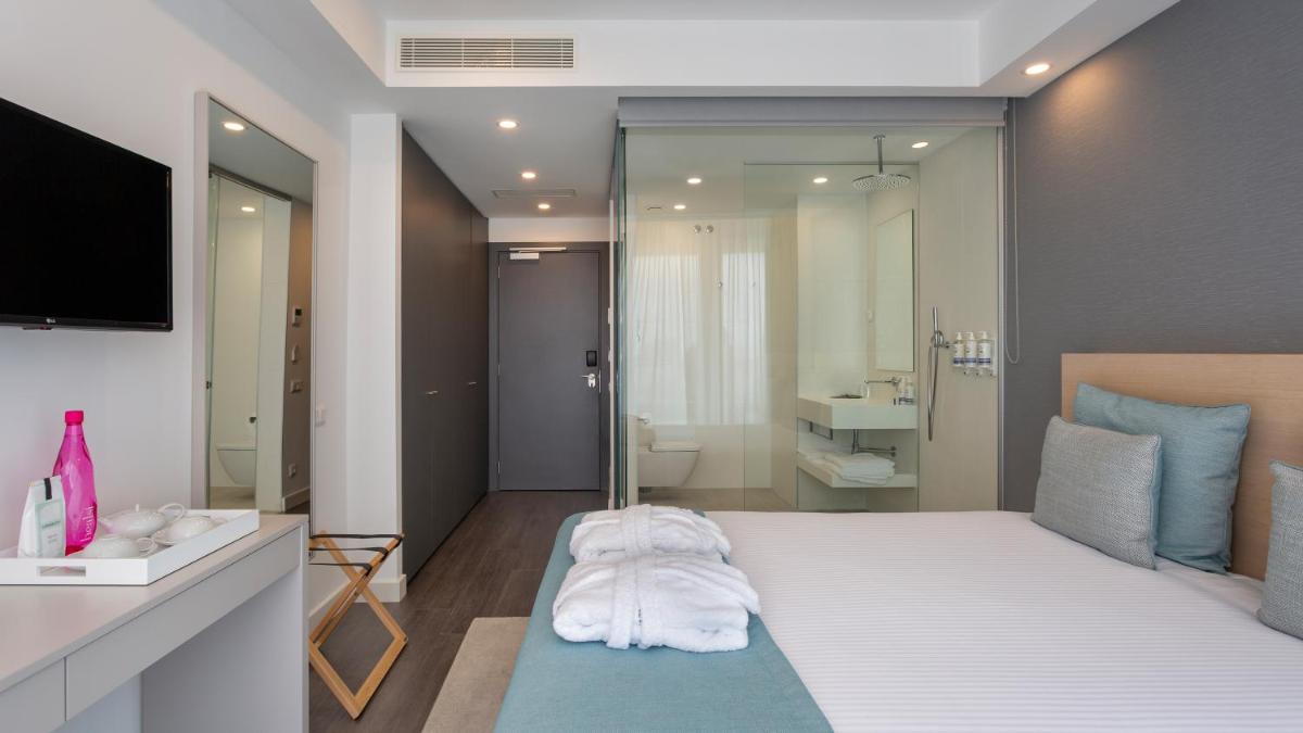 Uma cama ou camas num quarto em Longevity Health & Wellness Hotel - Adults Only