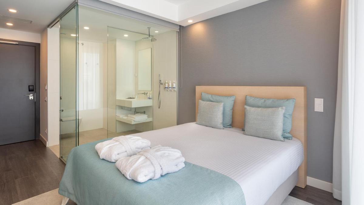 Uma cama ou camas num quarto em Longevity Health & Wellness Hotel - Adults Only