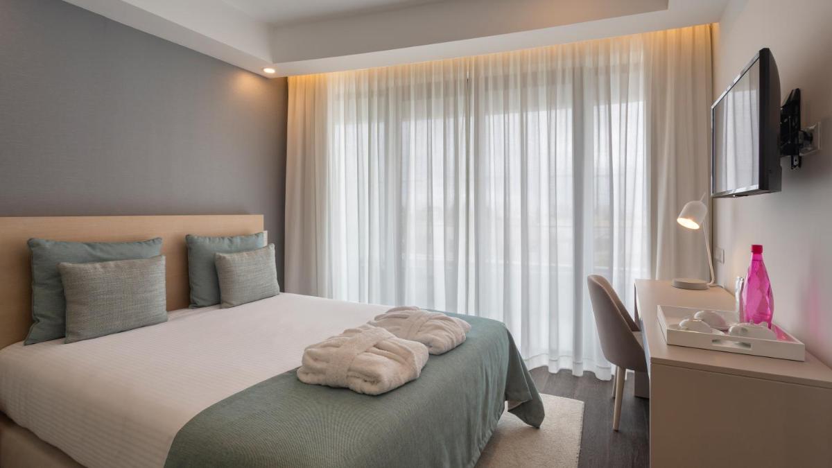 Uma cama ou camas num quarto em Longevity Health & Wellness Hotel - Adults Only