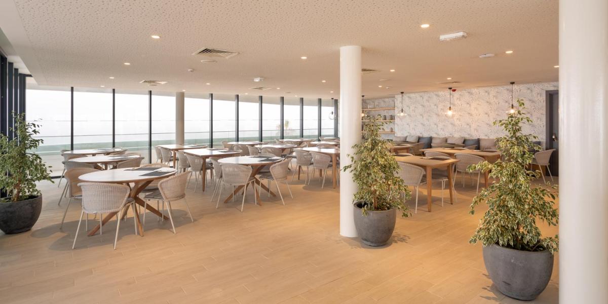 Um restaurante ou outro lugar para comer em Longevity Health & Wellness Hotel - Adults Only