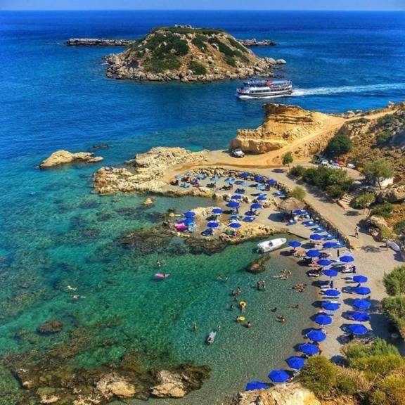 Grande Blue Suites with private bay - Housity
