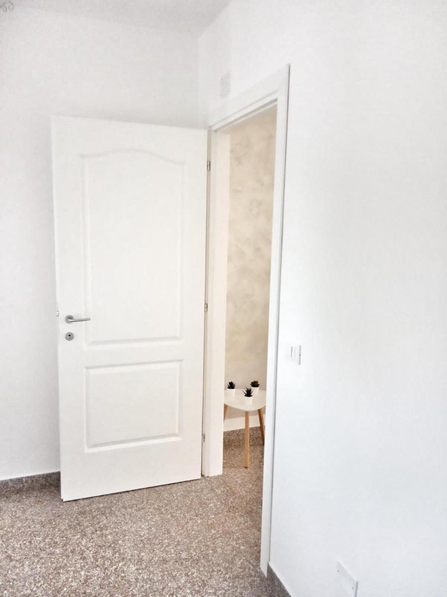 Red Tower Venice Apartment - 2 mins from VCE Airport- free Wifi - Housity