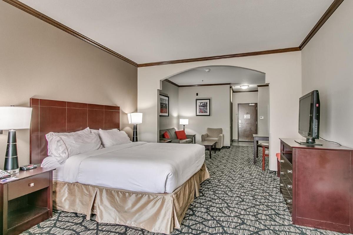 Holiday Inn Express and Suites Lubbock South, an IHG Hotel - Housity