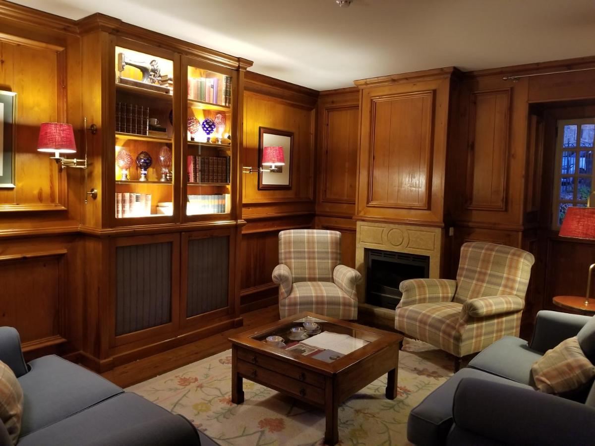 Uma área de estar em Lawrences Hotel