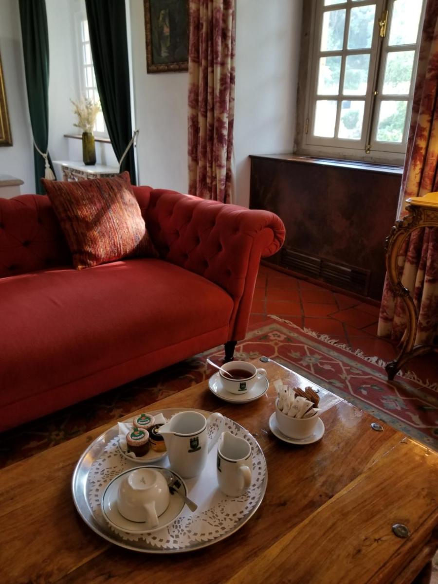 Uma área de estar em Lawrences Hotel