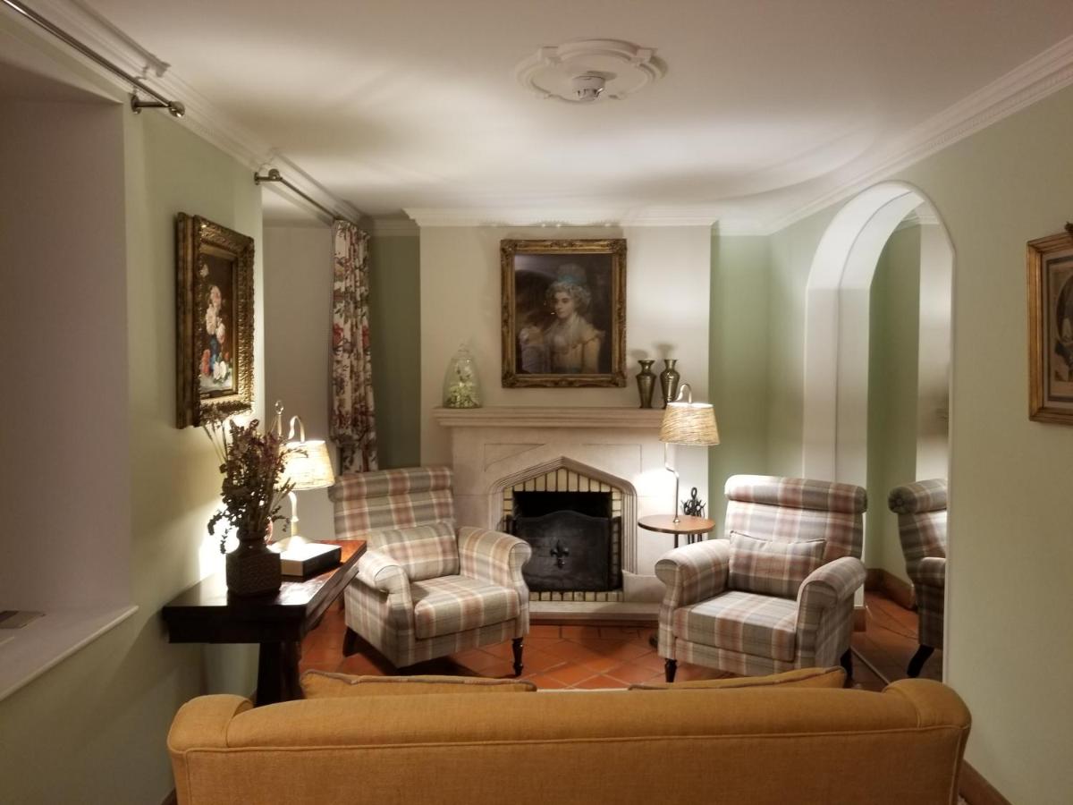 Uma área de estar em Lawrences Hotel