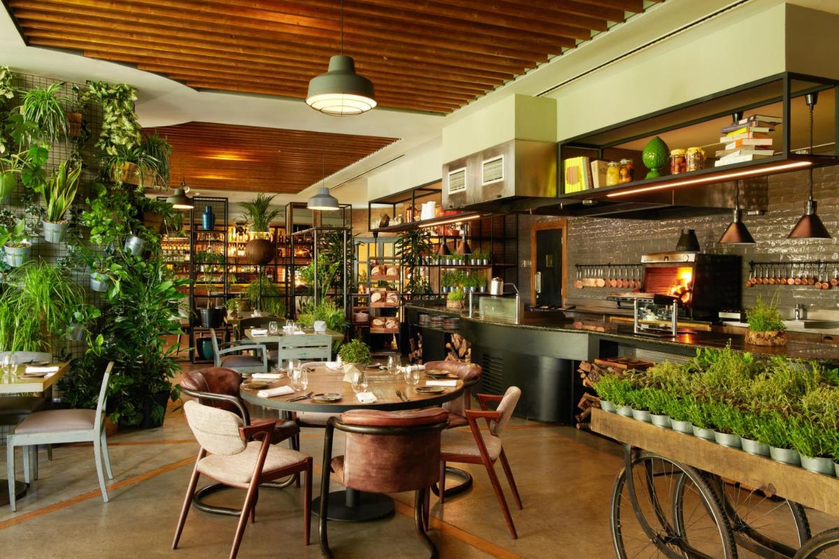Um restaurante ou outro lugar para comer em Corinthia Lisbon