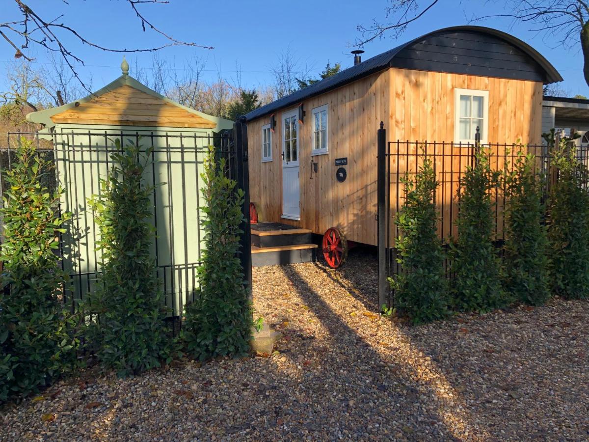Piano Forte - a delightful rural shepherd hut & hot tub available ! - Housity