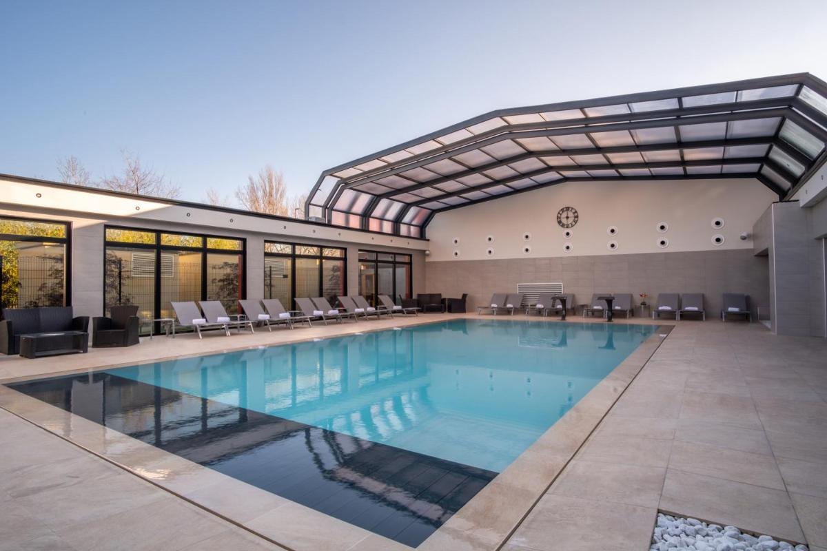 Piscine de l'établissement Kyriad Prestige Lyon Est - Saint Priest Eurexpo Hotel and SPA ou située à proximité