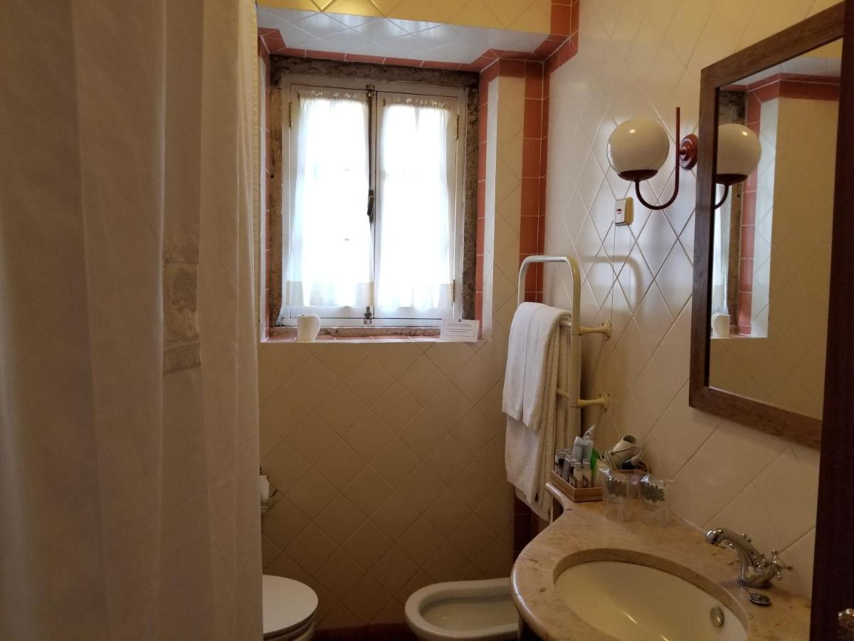 Uma casa de banho em Lawrences Hotel