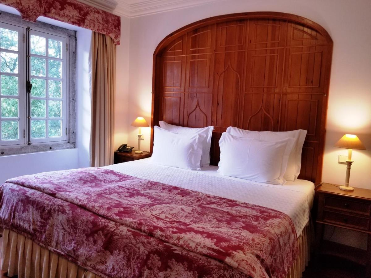 Uma cama ou camas num quarto em Lawrences Hotel