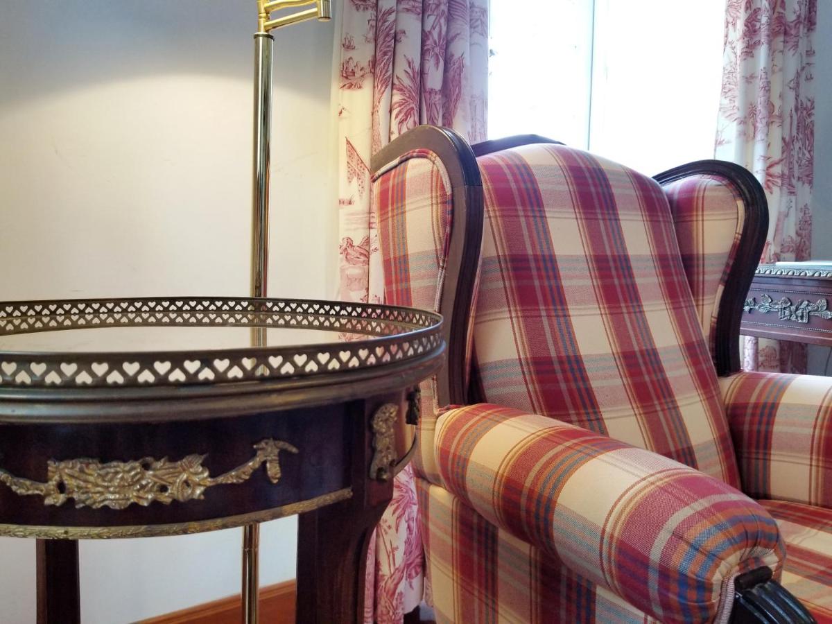 Uma área de estar em Lawrences Hotel