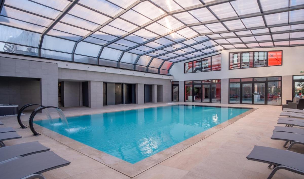 Piscine de l'établissement Kyriad Prestige Lyon Est - Saint Priest Eurexpo Hotel and SPA ou située à proximité