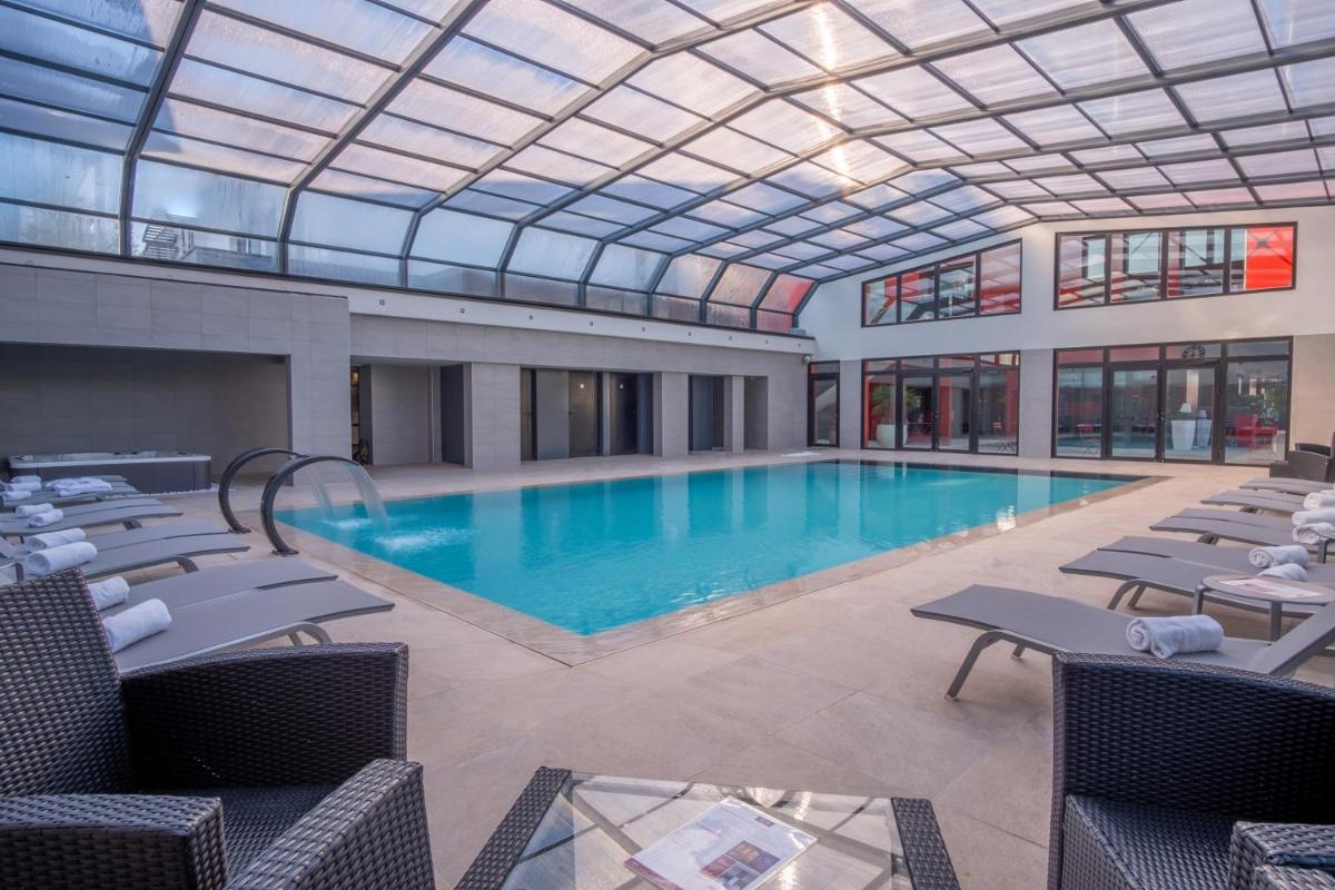Piscine de l'établissement Kyriad Prestige Lyon Est - Saint Priest Eurexpo Hotel and SPA ou située à proximité