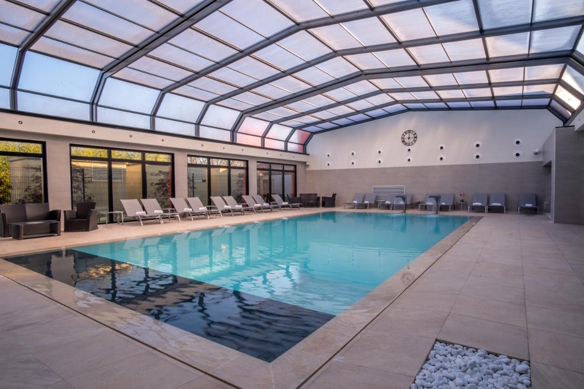 Piscine de l'établissement Kyriad Prestige Lyon Est - Saint Priest Eurexpo Hotel and SPA ou située à proximité