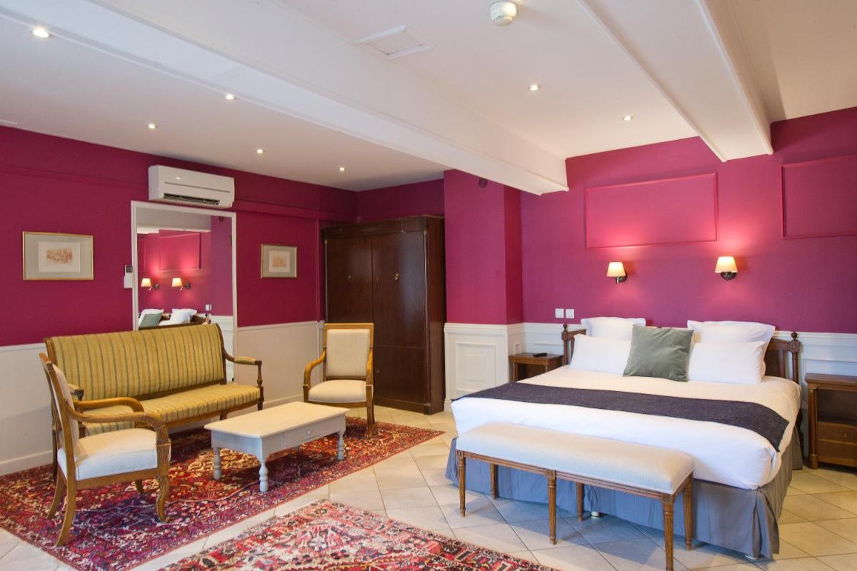 une chambre avec un lit king size et des murs violets dans l'établissement Château Hôtel, Restaurant & Spa De La Commanderie, à Eybens 52 autres photos