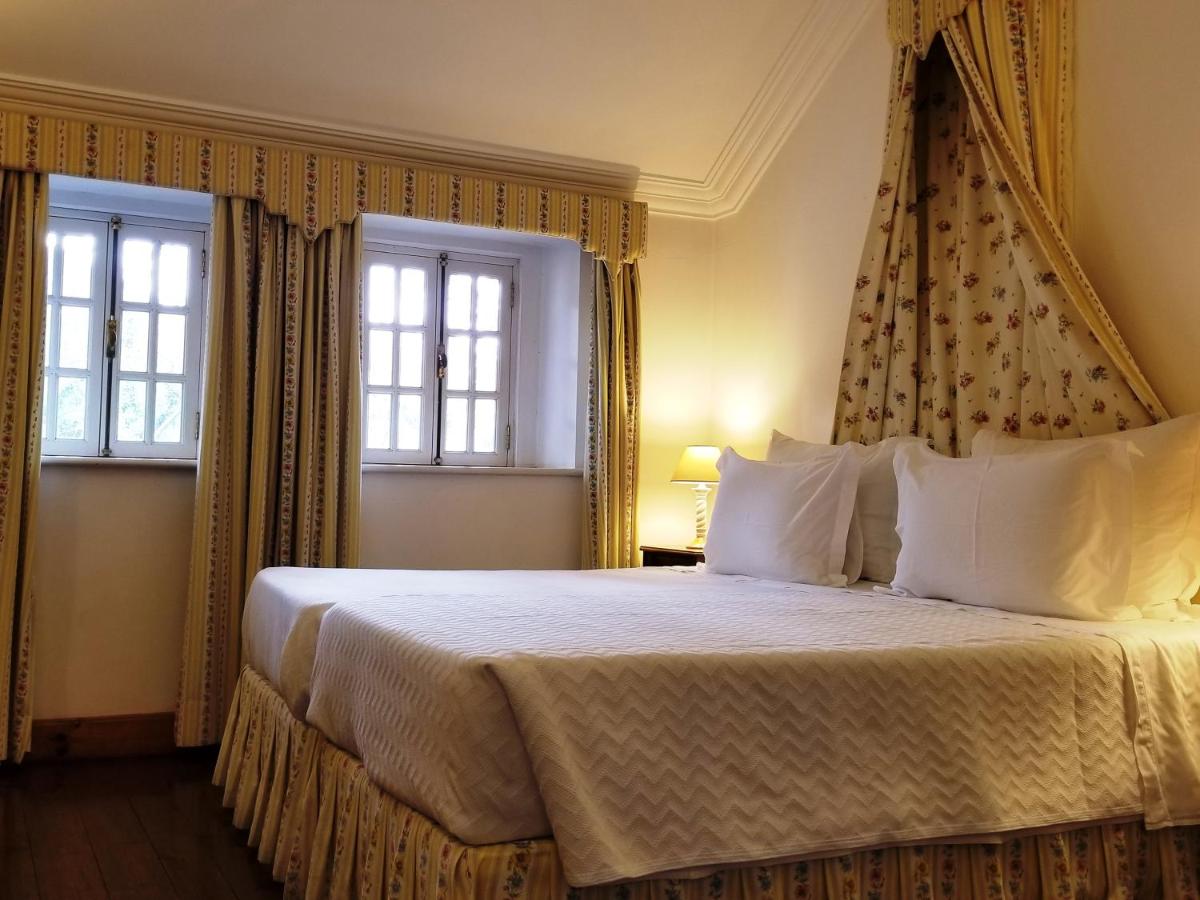 Uma cama ou camas num quarto em Lawrences Hotel