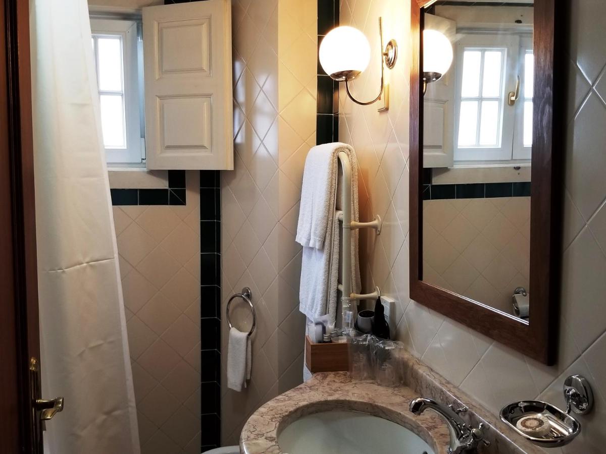 Uma casa de banho em Lawrences Hotel