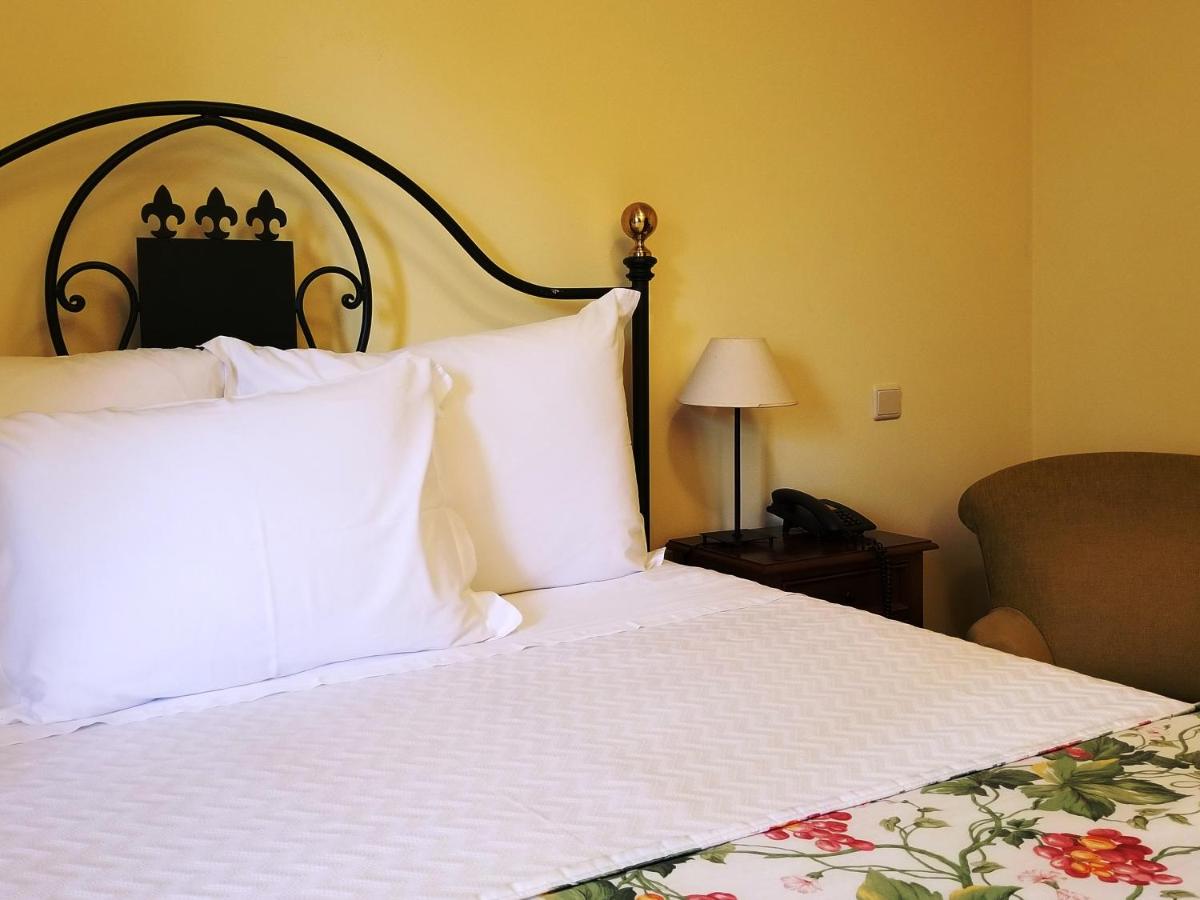 Uma cama ou camas num quarto em Lawrences Hotel