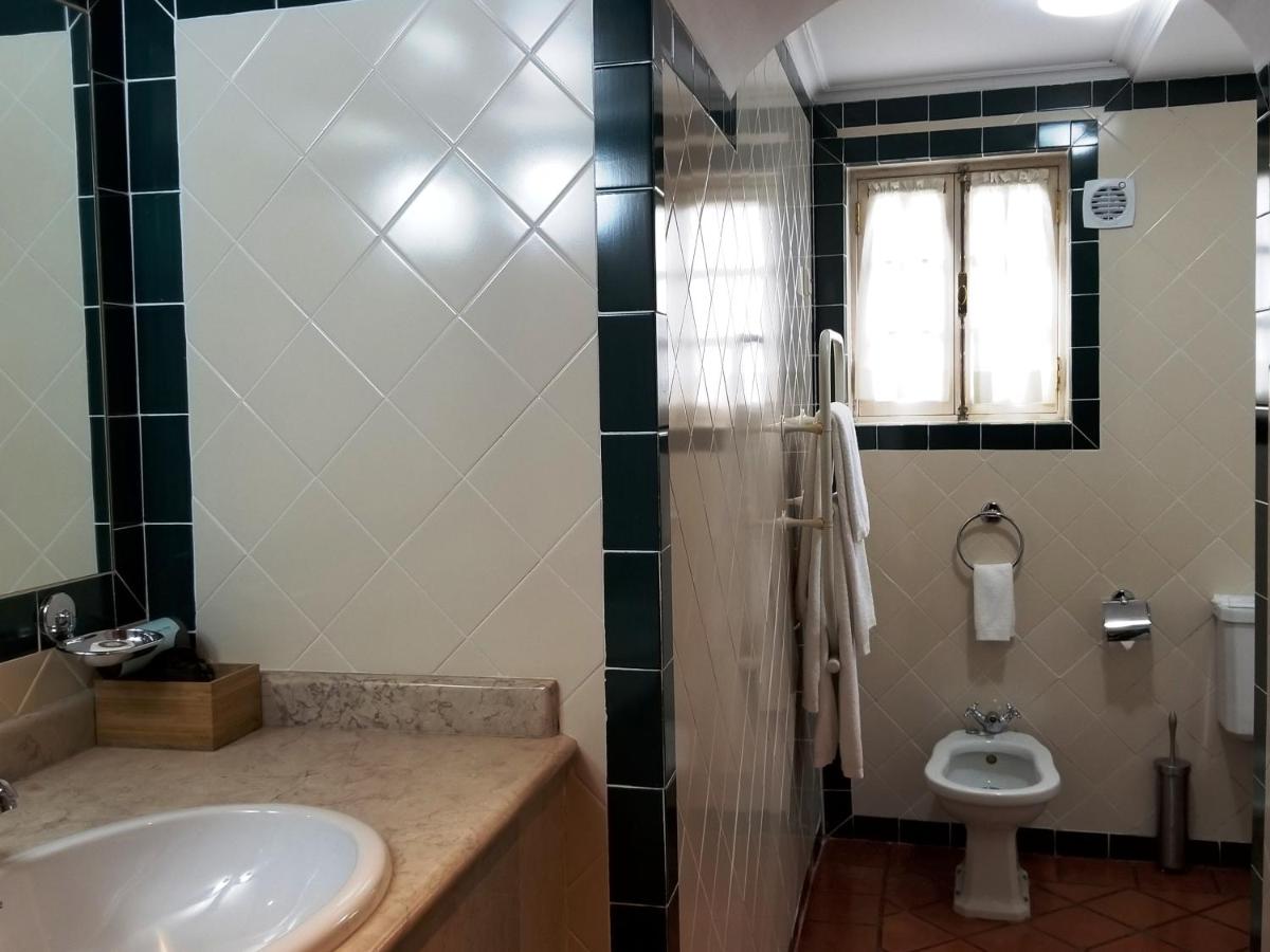 Uma casa de banho em Lawrences Hotel