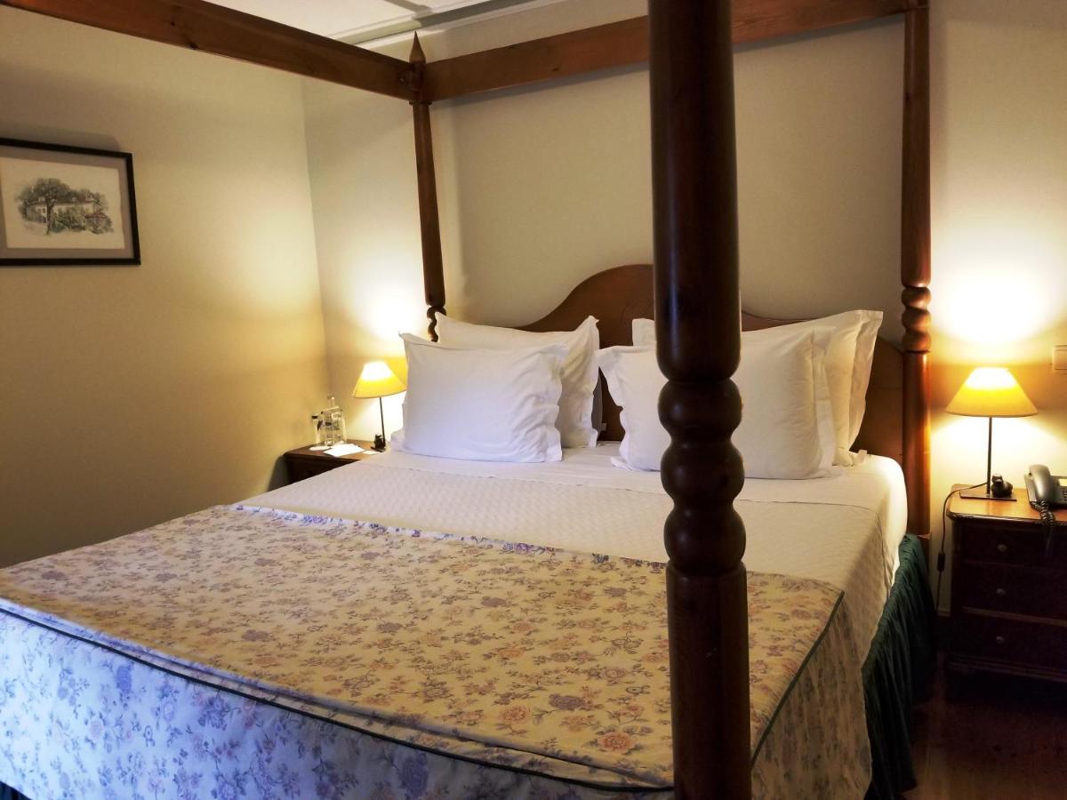 Uma cama ou camas num quarto em Lawrences Hotel