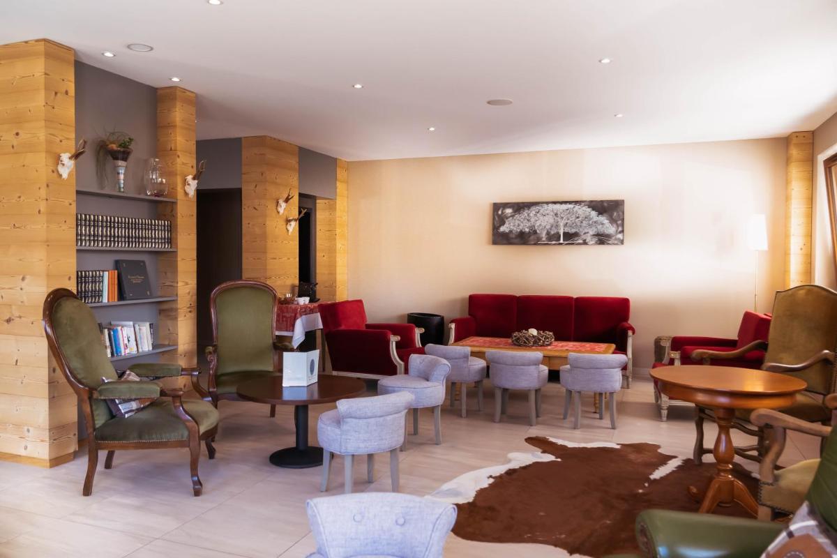 Coin salon dans l'établissement Hotel Spa et Restaurant Au Chasseur