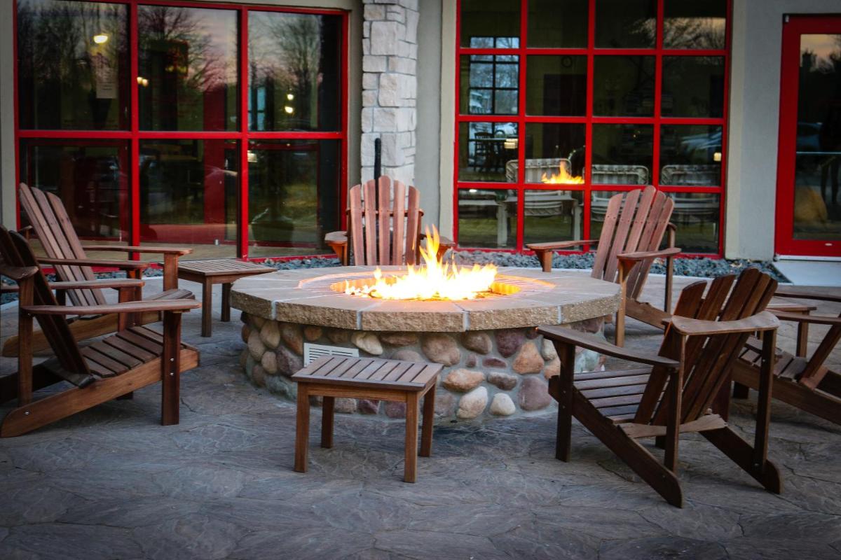 Wildwood Lodge & Suites - Housity
