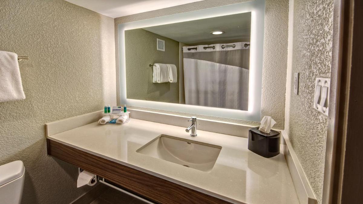 Holiday Inn Express Louisville Airport Expo Center by IHG - Housity