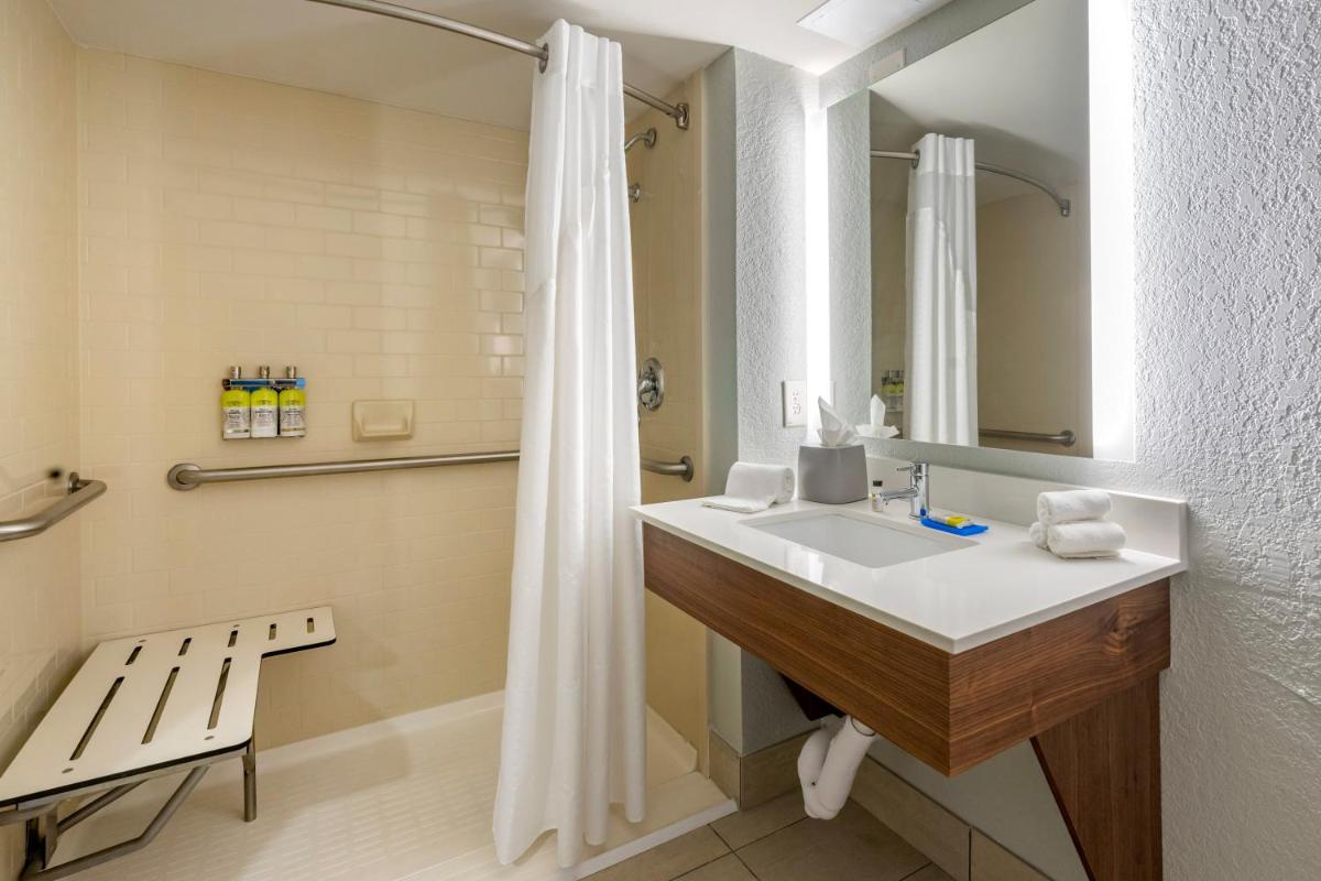 Holiday Inn Express Cape Coral-Fort Myers Area, an IHG Hotel - Housity