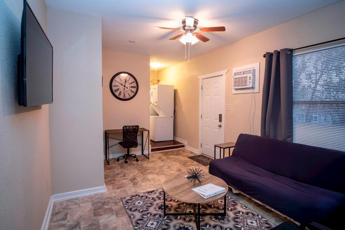 Cozy Downtown Guest House 2BR/1BA Sleeps 8 - Housity