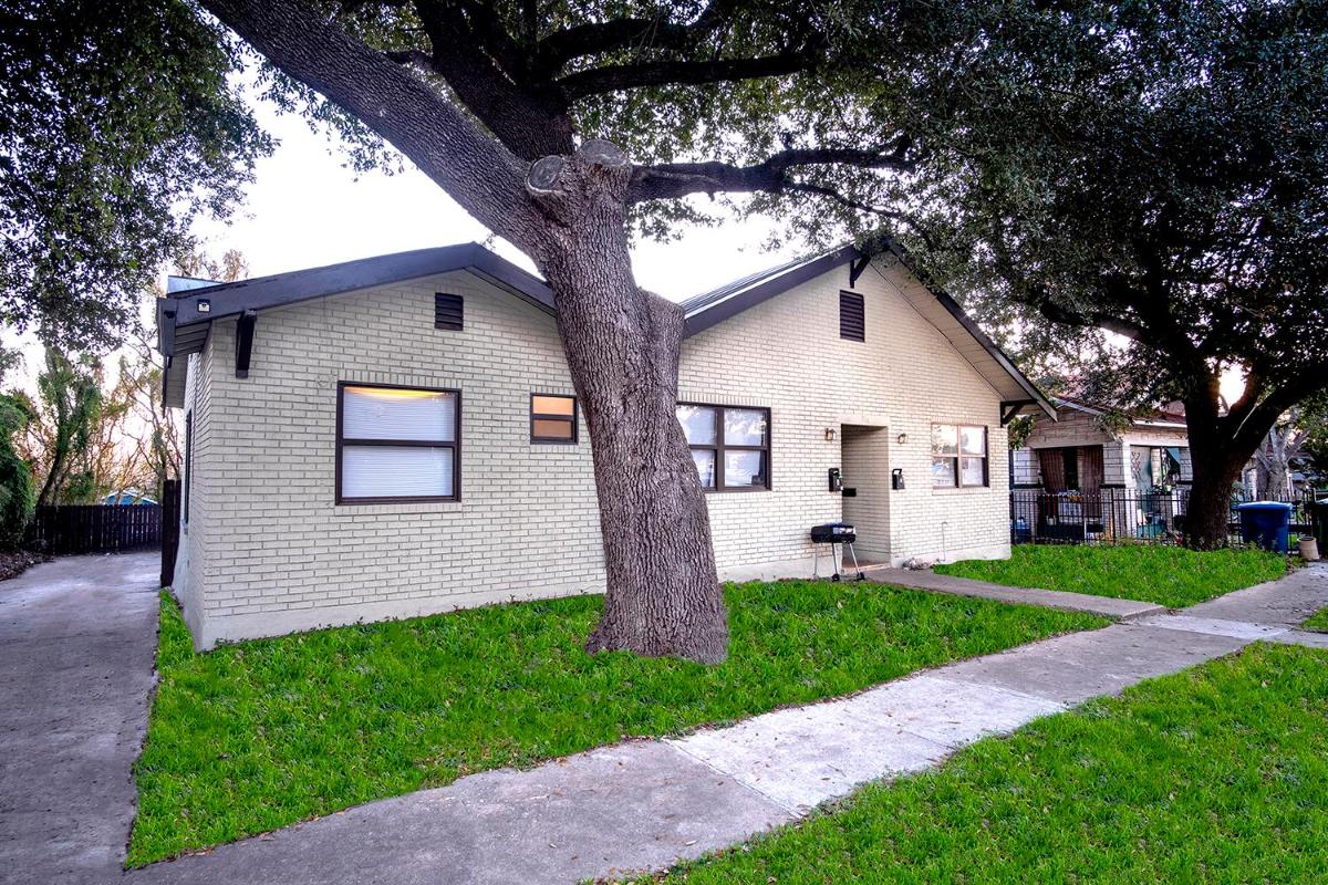 Cozy Downtown Guest House 2BR/1BA Sleeps 8 - Housity