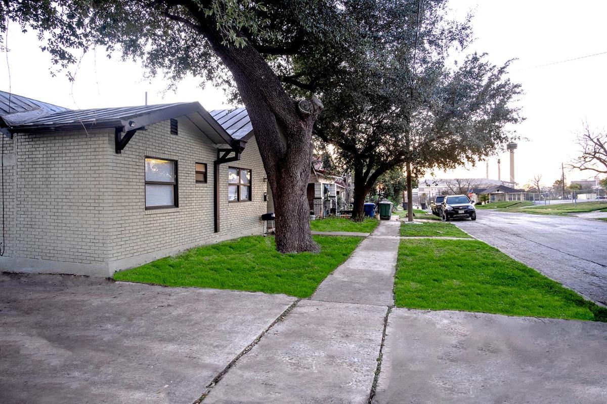 Cozy Downtown Guest House 2BR/1BA Sleeps 8 - Housity