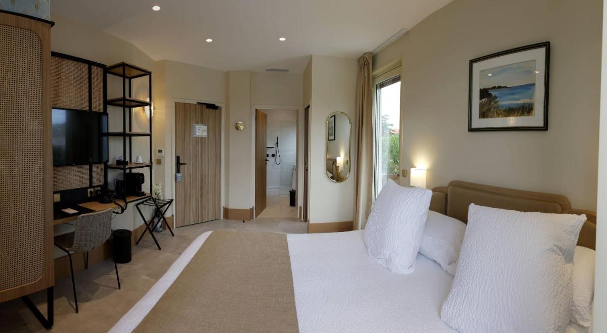 Télévision ou salle de divertissement dans l'établissement Splendid Hôtel & Spa