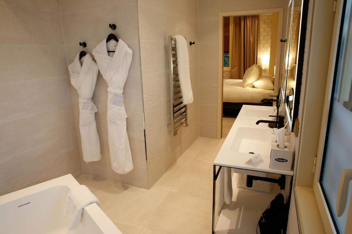 Salle de bains dans l'établissement Splendid Hôtel & Spa