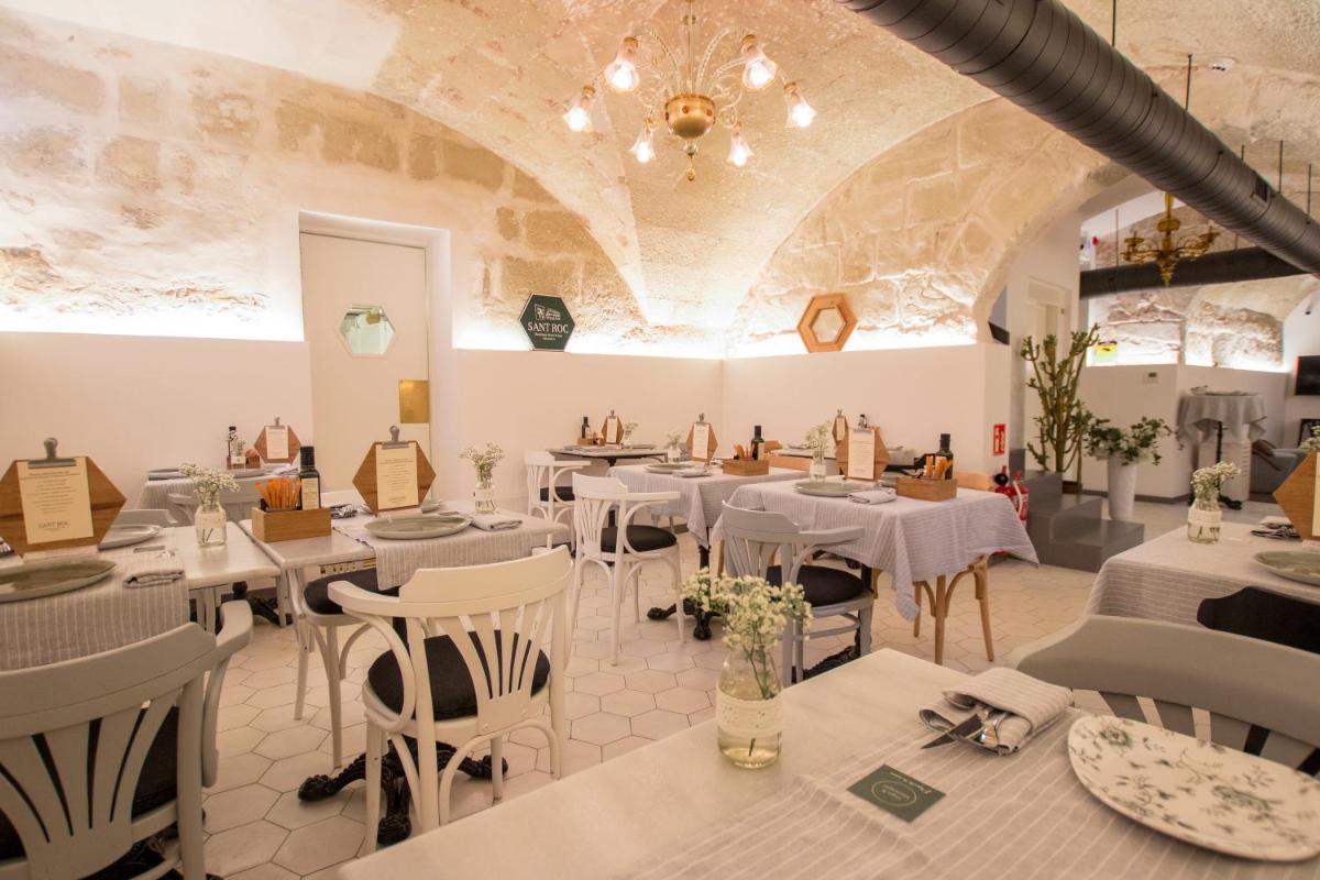 Un restaurante o sitio para comer en Boutique Hotel Sant Roc & Spa
